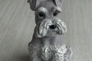 Vela personalizada en forma de schnauzer, elaborada con cera de soja artesanal en Perú