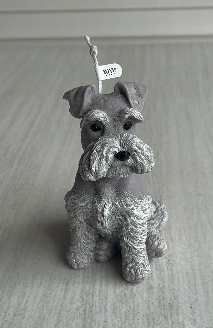 Vela personalizada en forma de schnauzer, elaborada con cera de soja artesanal en Perú
